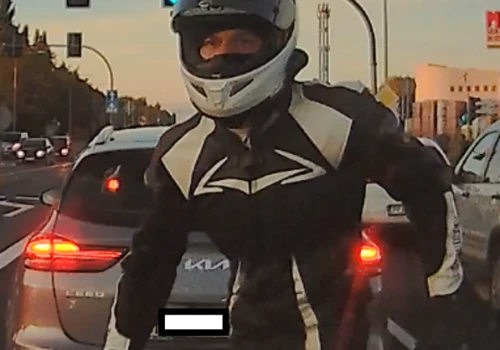 Agresywni motocykliści zaatakowali. Rozpoznajesz ich? (ZDJĘCIA)