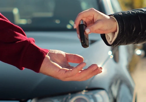 Kupujesz używane auto? Ten jeden szczegół powinien od razu zapalić czerwoną lampkę