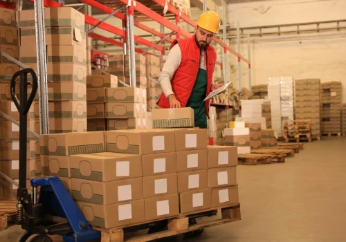 Amazon podnosi pensje w Polsce. Tyle od 1 października zarobią pracownicy centrów logistycznych