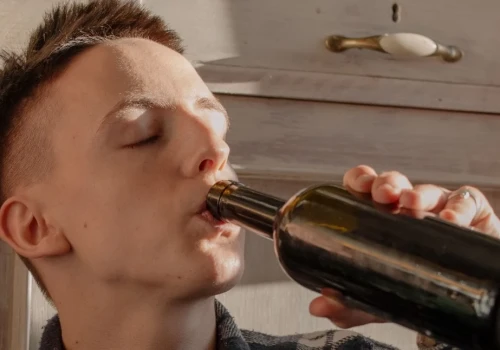 „Wszyscy piją, tylko ty nie?”. Tak zaczyna się presja na nastolatków. KCPU pokazuje, dlaczego młodzi sięgają po alkohol