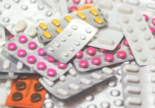 Rynek apteczny w sierpniu wart 4,94 mld zł. Sprzedaż leków refundowanych spadła o 8,5%