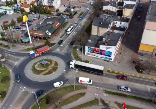 Nowe zasady przy rondzie XXV-lecia Solidarności. Piesi idą w grupach