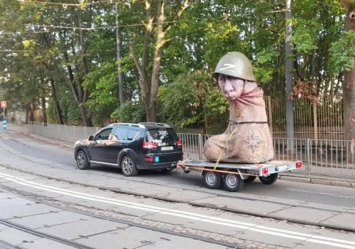 „Fallus-Putin” w Szczecinie. Rzeźba jeździ na przyczepce samochodowej
