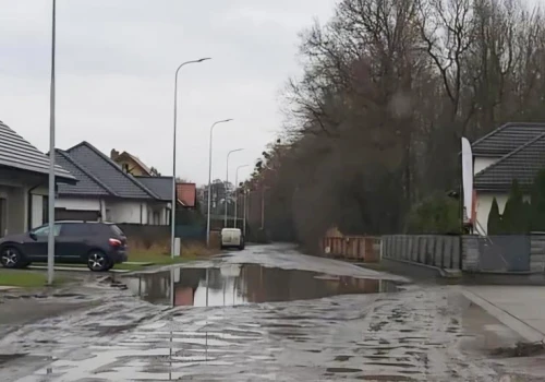 „W tej chwili nie stać nas na kompleksową przebudowę”. Co dalej z ulicą Leśną w Słupcy?