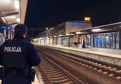 Zuchwała kradzież w pociągu do Rzeszowa! Ukradli walizkę za 18 tys. zł