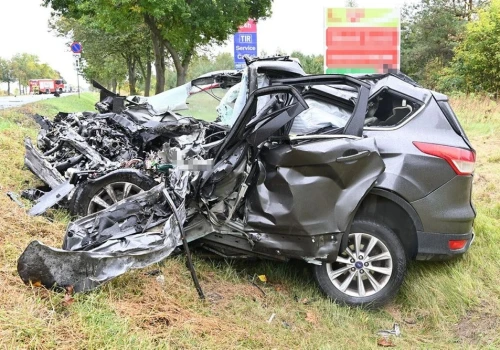 Horror na drodze. Ford zmiażdżony przez ciężarówkę, kierowca nie miał żadnych szans