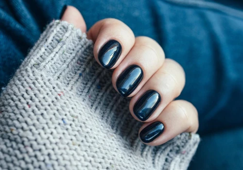 Granatowe paznokcie mają więcej uroku, niż myślisz. 7 pomysłów na jesienny manicure