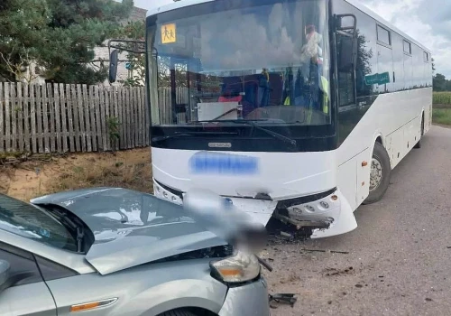 Osobówka zderzyła się z autobusem przewożącym dzieci