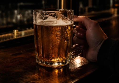 Recydywista zaatakował rozbitym kuflem w barze. Potem groził policjantowi śmiercią
