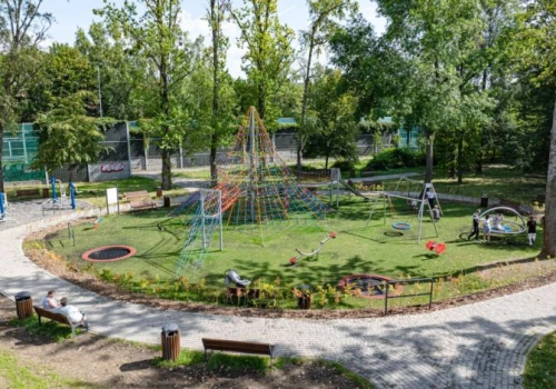 Nowy skwer na Błesznie już otwarty. Plac zabaw, siłownia i kolejne nasadzenia