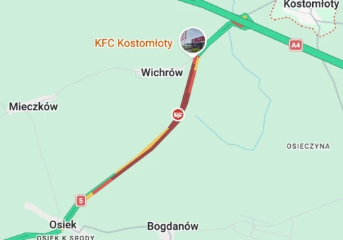 Potężne utrudnienia w Kostomłotach. Przed zjazdem na autostradę doszło do wypadku