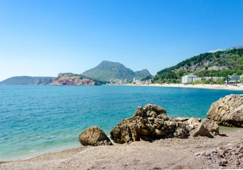 Wypoczynek nad Adriatykiem w niskiej cenie 😊👏 Loty do Czarnogóry, noclegi i auto za 319 PLN ☀️🏖️