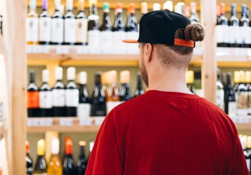 Słodki drink z gorzkim posmakiem. Jest ostrzeżenie przed pokruszonym szkłem w szklan…