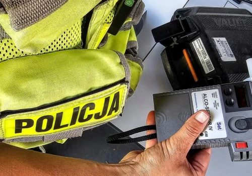 Przyjechał na stację autem praktycznie na samych felgach. Miał prawie 2 promile