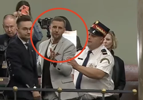 Sceny w Sejmie! Kłeczek wyprowadzony przez Straż Marszałkowską. „Ten pan stanowi zagrożenie”