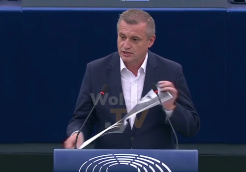 Sypniewski podarł w PE wizerunki Bandery i Szuchewycza. „Nie powinniśmy dawać ani jednego centa”