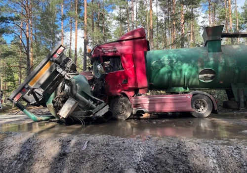 Auto wymusiło pierwszeństwo, jeden zestaw się przewrócił, drugi w niego wjechał