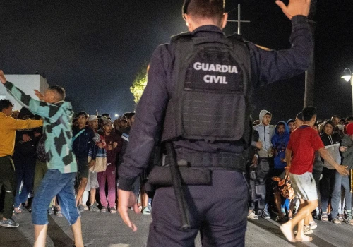 Kryzys migracyjny w Ceucie. Służby przeprowadzają setki migrantów z plaży do portu