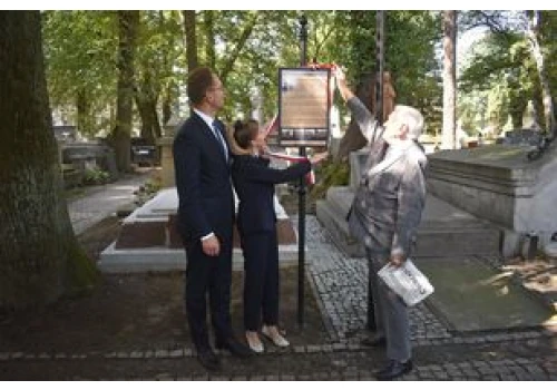Wielki budowniczy Tarnowa upamiętniony na Starym Cmentarzu. W całym mieście jest wiele budynków, które powstały dzięki Szczęsnemu Zarembie