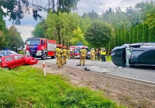 Zderzenie dwóch samochodów na DW 615. Dwie osoby trafiły do szpitala