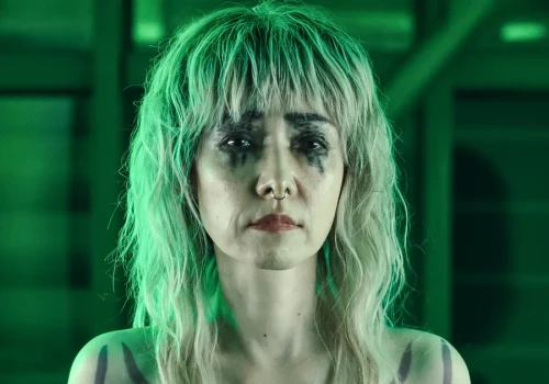 Film „Hot Spot”. Gra tożsamościami i hakowaniem umysłów to za mało