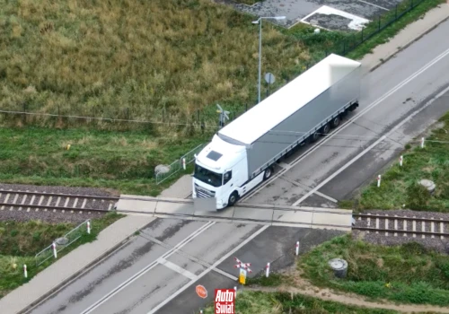 Policyjny dron nad przejazdami kolejowymi. Aż 25 mandatów w kilka godzin