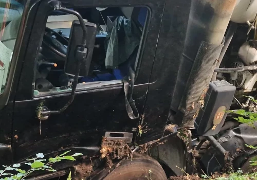 Ciężki finał na leśnej drodze. Betoniarka w rowie