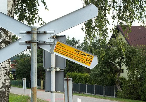 PKP PLK: Żółte naklejki zapobiegły blisko 100 wypadkom