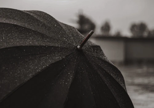Parasol nad głową i wolne ręce. Tym razem nie chodzi jednak o dziwne czapeczki