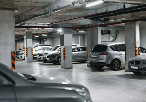 Stłuczka tyłem w tył na parkingu. Wielu kierowców źle zakłada, kto jest winny