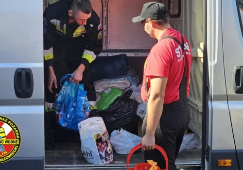 Trzy samochody pełne darów ruszyły z Nowego Dworu. Strażacy wspominają dramatyczną misję