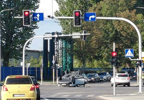 Dachowanie samochodu z kobietą i dzieckiem. Dwie osoby ranne, kierowca Jeepa bez uprawnień