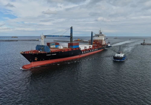 Do Portu Gdynia wpłynął kontenerowiec, który pokonał Arktykę