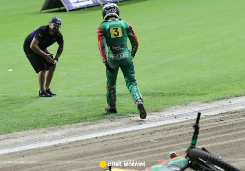 Zawodnik potrącił mechanika. O włos od bijatyki