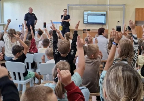 Bezpieczeństwo na drodze to priorytet. Pułtuscy dzielnicowi odwiedzają kolejne szkoły
