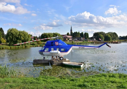 Śmigłowiec Mi-2 po renowacji wrócił na swoje miejsce w Mełgwi