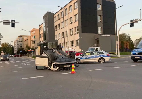 Dachowanie na skrzyżowaniu Siemieńskiego z Maczka. Korki na Wisłokostradzie