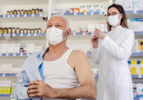 Niepokojące sygnały od farmaceutów. W aptekach kończą się szczepionki