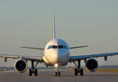 Kryzys paliwowy uziemia samoloty. Ryanair, Wizz Air i LOT tną połączenia
