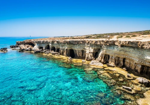 Relaks na Cyprze za 527 PLN 🇨🇾 Loty do Larnaki i noclegi w Ajia Napie 🏖️☀️
