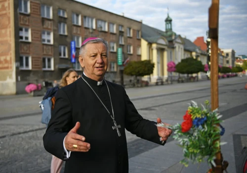Abp Józef Guzdek do młodych: pozwólmy Chrystusowi zapalić nasze serca