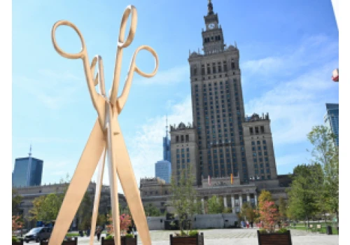 Złota rzeźba „Sobowtórka” przedstawiająca wielkie nożyce stanęła przed MSN w Warszawie