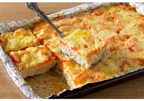Mam pół kilo mielonej łopatki i przerośniętą cukinię. Układam warstwami i zapiekam pod serem