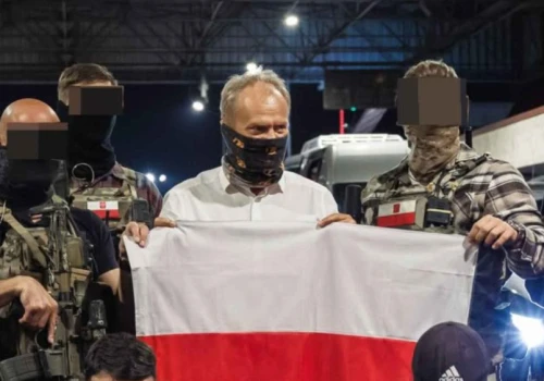 Donald Tusk w masce, dookoła pełno żołnierzy GROM. Wystarczył prosty podpis