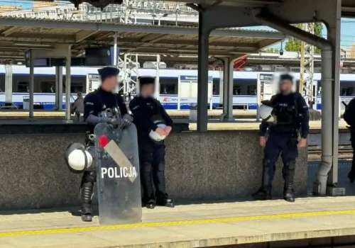 Policja na stacjach, wojsko w terenie, zakaz wstępu do szkół. Stopnie alarmowe wprowadzone w całej Polsce