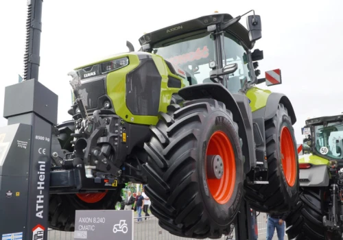 Latający Axion, mocny Deere i hybrydowa nowość z Azji. Galeria zdjęć z Agro Show 2026