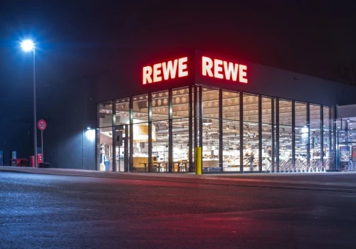 Zakupy w Niemczech czy w Biedronce? Jeden spacer po markecie REWE wystarczy