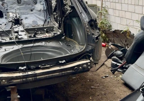 Policjanci znaleźli „dziuplę” pełną części z kradzionych Toyot. Podejrzanych zwolniono