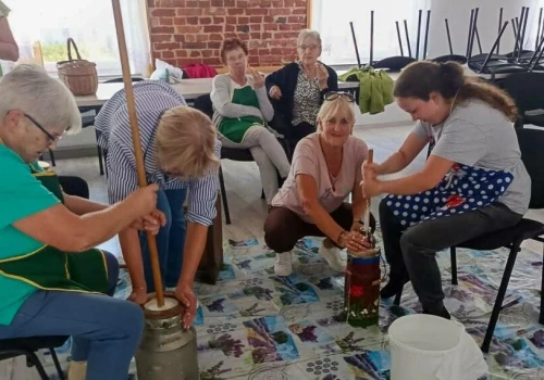 Robili masło „jak za dawnych lat”