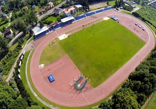 Stadion w Wapienicy czeka na tartan. „Mijają kolejne miesiące, a nic nie wiadomo”